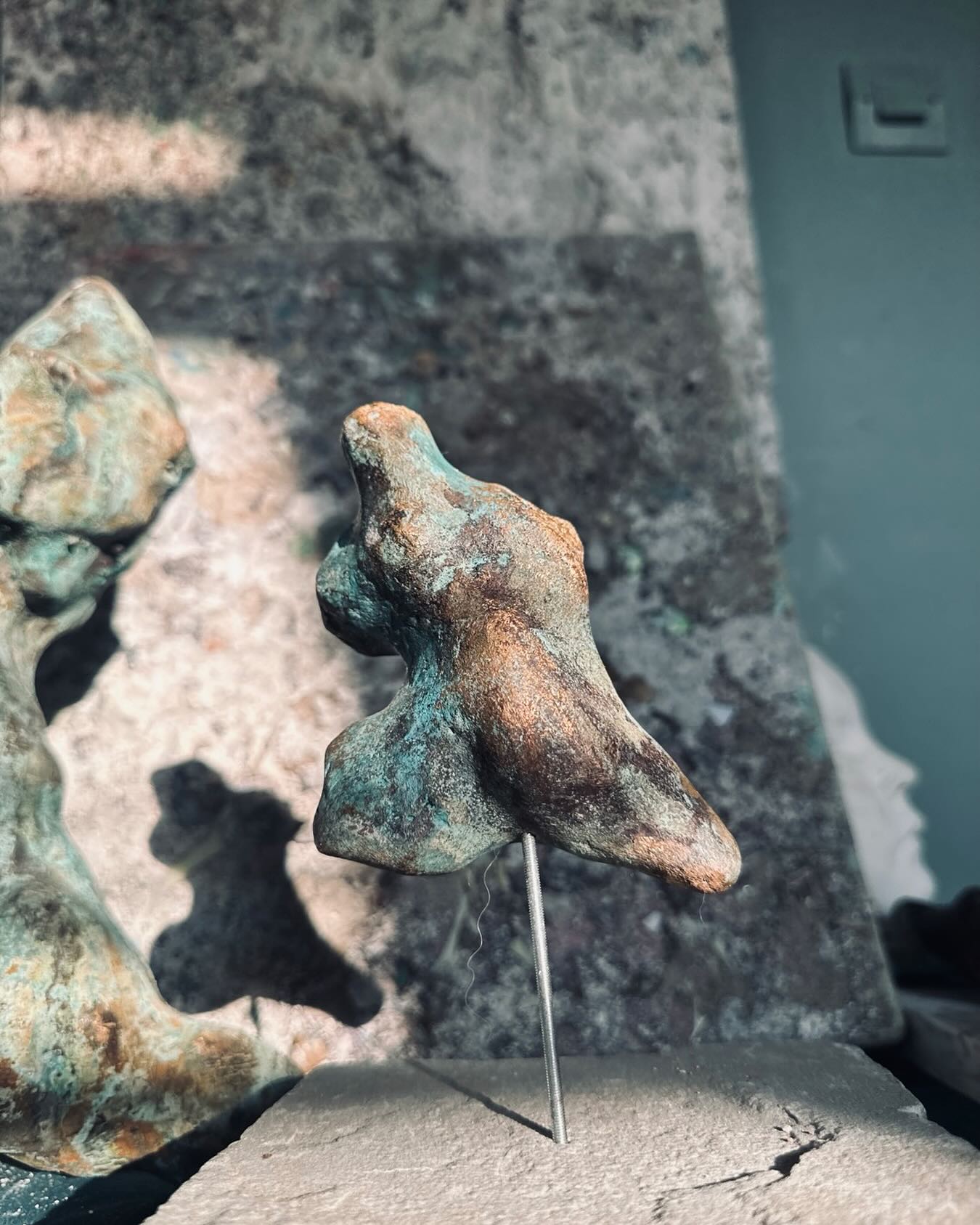 Quand la nature façonne l’art : ce silex, découvert sous les falaises, il renaît en bronze comme un écho des temps anciens. 🌊🪨 #ArtEtNature #HéritageNaturel »