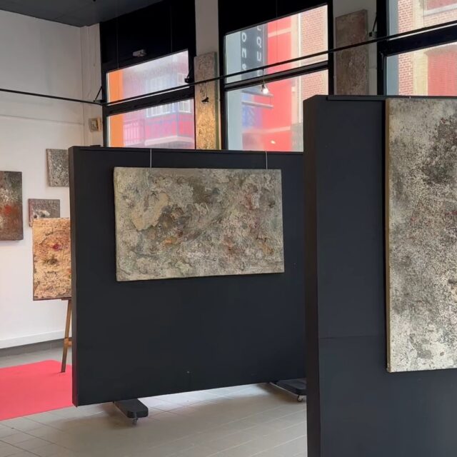 Elle a sorti une petite boîte de son sac. 'C'est tout ce qu'il me reste de ma grand-mère', m'a-t-elle dit. Un dé à coudre, quelques photos jaunies, un ruban délavé. Aujourd'hui, ces trésors racontent leur histoire autrement. Pour toujours. https://www.kaiakiik.com/paysagedememoire/ #paysagedememoire#memoire#kaiakiik#heritage#patrimoine#guerisonemotionnelle