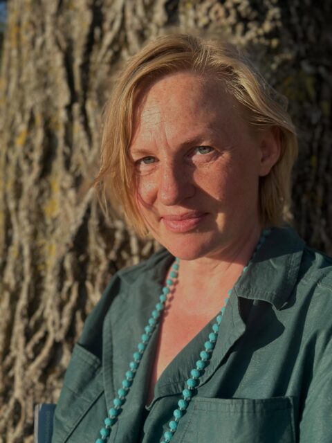 Un jour, une rencontre avec la nature. Chaque œuvre est une mémoire vivante faite de tourbe, mousse, lumière… et de calcaire provenant des falaises d’Estonie et de France. Heureuse de partager cet univers éphémère à Paris le 27 septembre ✨ Et à 18h30, performance unique avec Hiie Saumaa sur le processus créatif 🌿 Boutique éphémère aura lieu le 27 septembre de 10h00 à 18h00 (42 rue de Montreuil – Paris XIe).