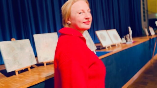 Je vous invite à découvrir mon travail au Salon d’Art Contemporain de Saint-Nicolas-d’Aliermont, du 4 au 11 novembre à l’Espace des 4 Vents.

Le thème « Matière et matérialité » résonne profondément avec ma démarche : laisser la Terre raconter sa propre mémoire.
Mes œuvres sont faites de tourbe, de sable, de craie, de fragments minéraux et de fibres naturelles — des empreintes où la matière garde la trace du temps, du vent et du geste humain.

Espace des 4 Vents, rue des Bruyères, Saint-Nicolas-d’Aliermont
Vernissage ce soir à 18h30
😊Je serai aussi présente demain samedi après-midi.

Il y a beaucoup de très belles œuvres à découvrir.
Au plaisir de vous y retrouver.

#KaiaKiik #artcontemporain #mémoiredelaTerre #matière #sculpture #natureetart #slowart #écopoétique #exposition