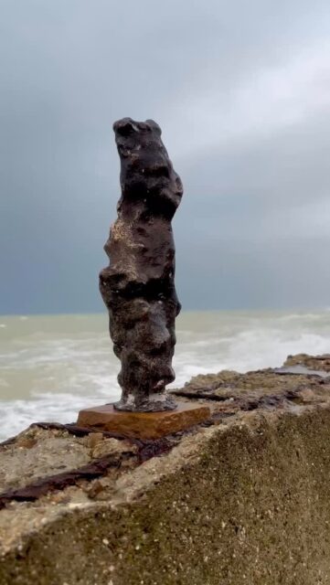Ces Grands Témoins en bronze sont, pour moi, comme des prix de résistance et de résilience face aux tempêtes de la vie.
Inspirés par les silex des falaises de Normandie, témoins de plus de cent millions d’années, ils portent en eux des bouleversements géologiques et climatiques inimaginables.
Aujourd’hui, ces formes forgées par le temps deviennent sculptures sous mes mains – et leur beauté, leur force tranquille m’émerveillent toujours.