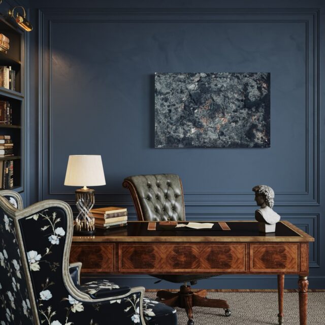 Mon travail a récemment attiré l’attention d’une banque suisse, qui m’a demandé de préparer un catalogue d’acquisition. En le construisant, j’ai été surprise de découvrir à quel point mon travail d’artiste et le monde bancaire partagent certains fondamentaux.

On croit parfois que la valeur se voit. En réalité, elle se construit — et elle se vérifie dans la durée.

Je pars de matières modestes (craie, sable, galets, fragments, traces). Pris seuls, ils n’ont pas de “prix”. Pourtant, par la transformation, une œuvre naît : rare, stable, durable.
La création de valeur ne naît pas de la matière brute, mais d’une intelligence de transformation.

Mon travail parle de temps long, de la confiance, de la transmission.