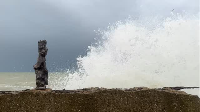 De la mer au musée - transformer un objet naturel à un objet culturel. Quand on dépasse cette frontière?  Ce Grand Témoin III en bronze inspiré des silex de 100 millions d’années se trouve aujourd’hui au Musée de Michel Ciry à Varengeville-sur-Mer à l’occasion de Salon des peintres et sculpteurs dieppois. 
Exposition ouverte jusqu’au 26 avril#museemichelciry #varengevillesurmer #sculpture#nature #kaiakiik