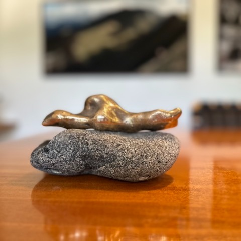 Vernissage au Tréport — mardi 7 juillet à 18h

Je suis heureuse de vous inviter au lancement des expositions d’été de la Ville du Tréport, au Forum de la Plage.

J’y présente un ensemble de 17 œuvres inspirées par le littoral : petits paysages de matière sous verre, sculptures et formes issues des silex, galets, sables, plantes du rivage et strates de falaises de notre territoire.

Ces formats plus intimes rendent plusieurs œuvres particulièrement accessibles à celles et ceux qui souhaiteraient commencer une collection, offrir une pièce singulière, ou simplement faire entrer un peu de la mer et de la mémoire des falaises chez eux.

Au vernissage, vous pourrez découvrir les œuvres de près — et, avec mon accord, en toucher certaines : la matière fait partie de leur langage.

Cette exposition réunit également les artistes Jean-Pierre Georgin, Brigitte Chevallot, Sophie Vinkoud et Jean-Claude Boudier, autour de la peinture, la sculpture, le dessin et la gravure.

Je serai présente mardi soir et heureuse de vous rencontrer, d’échanger autour des œuvres et de vos envies.

Vernissage : mardi 7 juillet 2026, à 18h
Exposition : du 7 au 19 juillet, de 15h à 19h
Forum de la Plage, Le Tréport — entrée libre

#KaiaKiik #LeTréport #ArtContemporain #ArtistePlasticienne #ArtDuLittoral #Silex #PaysageDeMémoire #SculptureContemporaine #ArtNormandie #CôtePicarde