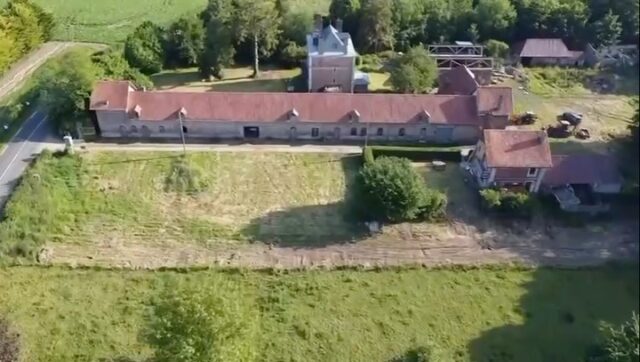 Ce soir, le feu entre dans le Paysage de Mémoire. 🔥

Les flammes à la fin du teaser l’annoncent : à la Ciergerie des Moulins, je travaillerai pour la première fois avec le feu en public.

Les matières projetées sur la toile, mes gestes, les mouvements de mon corps, le caractère des objets-souvenirs… David Catel traduit tout cela instantanément au piano. Son improvisation m’émerveille. Venez voir et entendre ce dialogue prendre vie !

« Révélations — Lieu de mémoire », avec les photographes Alice Paul, Elisabeth Schneider, Muriel Delepont, Paul Bonmartel et moi-même.

Aujourd’hui, 3 octobre · Vernissage 18 h · Performance 19 h
📍 La Ciergerie des Moulins — 3, rue de la Vallée, Les Moulins, Gueures
Exposition du 3 au 11 octobre · 11 h–17 h

#KaiaKiik #PaysagesDeMémoire #DavidCatel # Normandie
