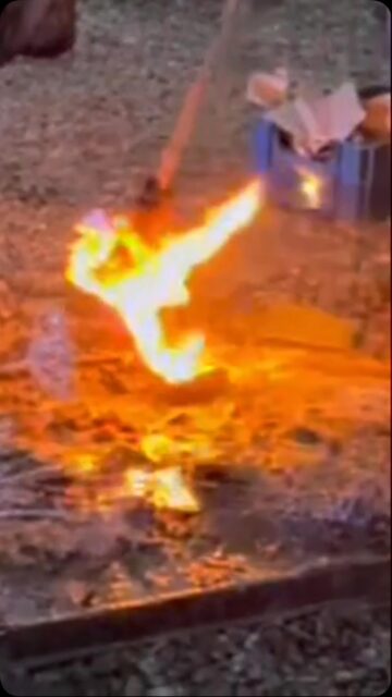 Le 3 octobre, le feu est entré dans un Paysage de Mémoire. 🔥

À La Ciergerie des Moulins, la matière, les objets-souvenirs et les flammes ont rencontré les improvisations au piano de David Catel.
Depuis, l’œuvre « mijote ». Le temps, l’humidité et les éléments poursuivent leur travail de création.
Derniers jours de l’exposition RÉVÉLATIONS !
Je serai présente samedi 10 et dimanche 11 octobre, les après-midis, pour vous rencontrer, vous montrer l’œuvre en pleine transformation et partager avec vous d’autres Paysages de Mémoire.

📍 La Ciergerie des Moulins, Gueures (76)

Au plaisir de vous y retrouver ! 
Merci @lumenbyschneider pour les images! 
#KaiaKiik #PaysageDeMémoire  #PerformanceArtistique #LaCiergerieDesMoulins