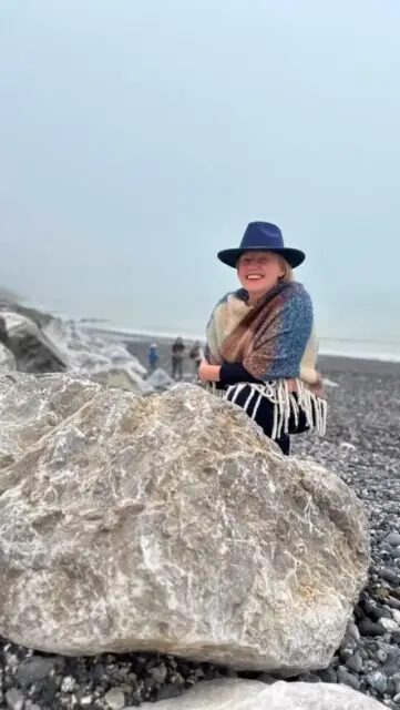 Entre les falaises d’Ault et mon atelier, un dialogue s’est tissé. Les silex et galets que la mer façonne depuis des millénaires trouvent une seconde vie dans mes sculptures en bronze. Là où les impressionnistes captaient la lumière éphémère de ces côtes, je cherche à immortaliser la permanence des formes que la nature a sculptées. Du journalisme scientifique à l’art, mon parcours m’a appris à observer ces trésors minéraux comme des archives du temps. Le bronze devient alors la mémoire du geste géologique, dans une région où l’art et la nature n’ont jamais cessé de converser. 

#SculptureContemporaine #Bronze #ArtNature #Normandie #HeritageImpressionniste #GaletsEnBronze #ProcessusCreatif #MemoireGeologique
