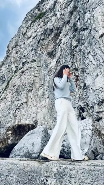 Corps et falaise | Nouvelle création 2024
Des tableaux monumentaux où j’ai intégré avec émotion des fragments corporels dans la matière minérale. Ce qui me touche : voir les visages de mes enfants presque disparaître tandis que nos mains d’adultes s’affirment. Une méditation sensible sur notre trace dans le monde, notre fragilité face au temps, et ce que nous transmettons vraiment.
#artcontemporain #corpsmatière #tempsgeologique #empreintehumaine #fragmentscorporels #transmission